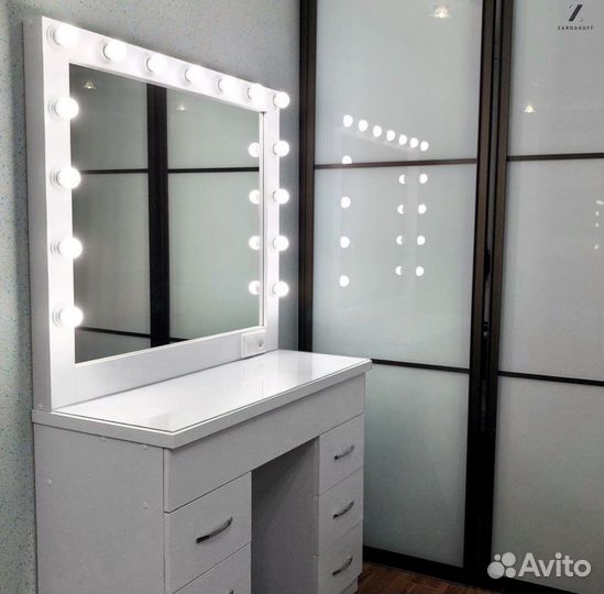 Туалетный столик визажиста с гримерным зеркалом