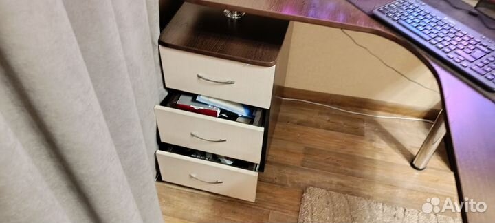 Продам компьютерный стол угловой