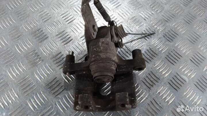 Суппорт задний левый Nissan Primera P12 (02-08)