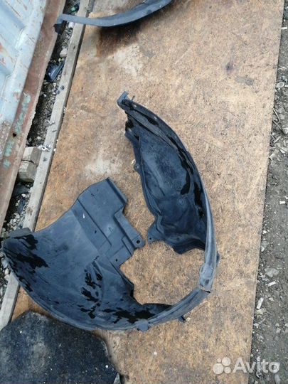 Подкрылок передний правый Nissan Cube Z12