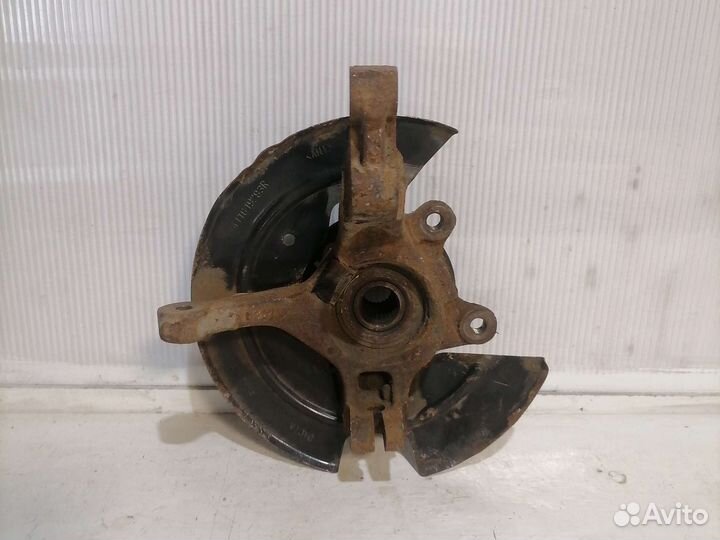 Кулак передний левый Renault Sandero 1