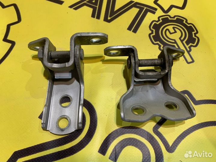 Петли двери передние левые Toyota Ist NCP60 2NZ-FE