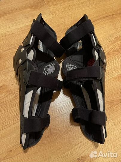 Защита коленей Fox Titan Pro