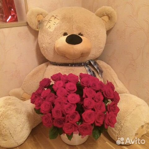 Большой плюшевый медведь