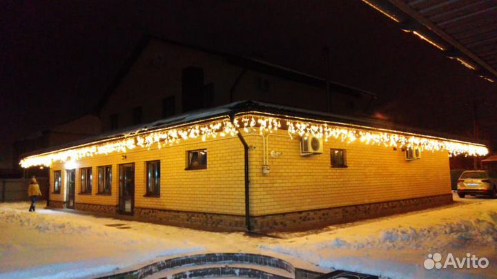 Световое новогоднее оформление фасада, деревьев