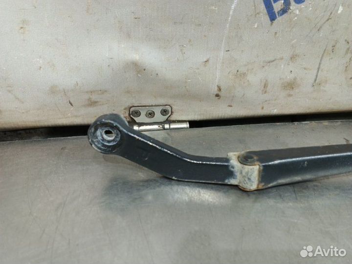 Поводок дворника передний правый Kia Spectra седан