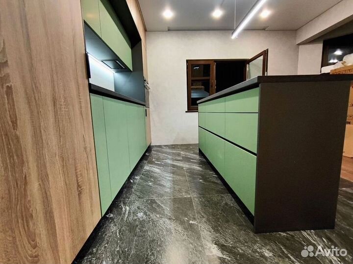 Угловая в потолок, с островом кухня на заказ