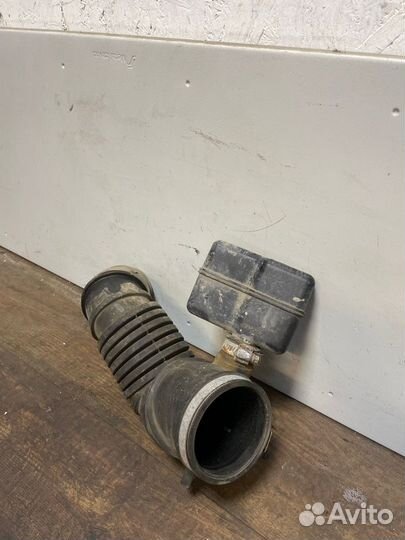 Патрубок воздушного фильтра Mitsubishi Carisma