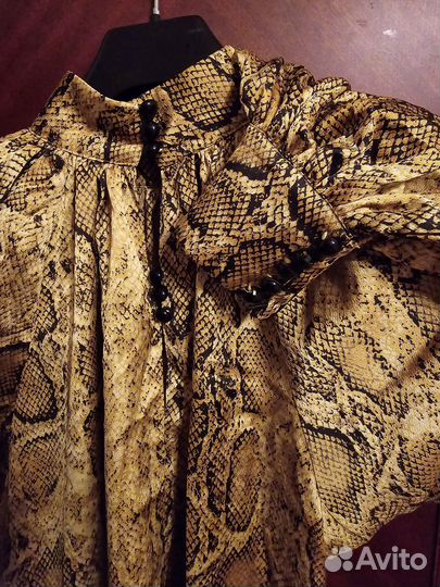 Блуза с пышным рукавом и бантом с принтом рептилии