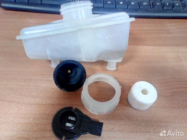 Бачок для тормозной жидкости