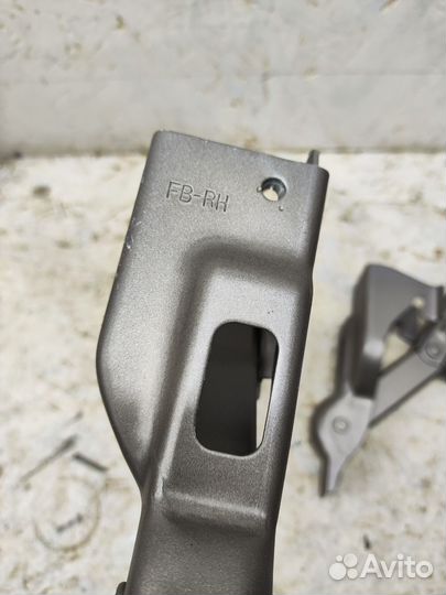 Оригинал Петля крышки багажника прав лев Kia Rio 4