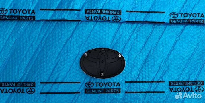 Эмблема Тойота Камри 70 Оригинал NEW 2018-2021