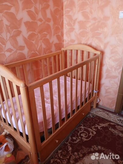 Детская кроватка с маятником