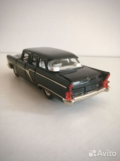 Модель автомобиля СССР Чайка газ 13 1:43
