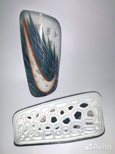 Щитки футбольные