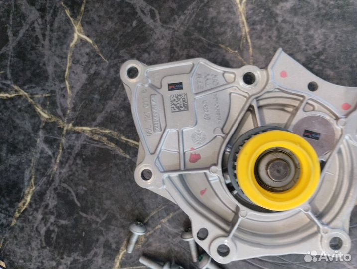 Насос водяной 06L121111H