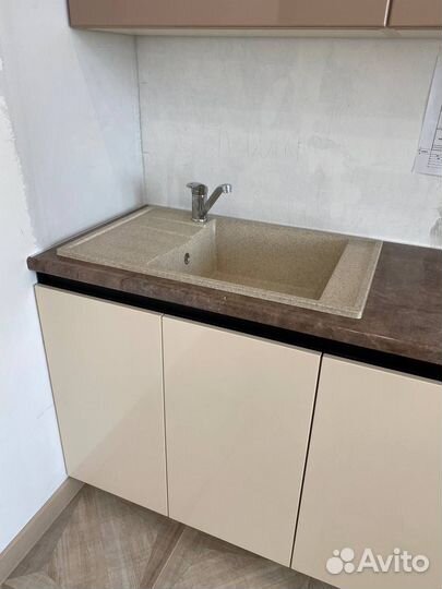 Прямая кухня до потолка в рассрочку