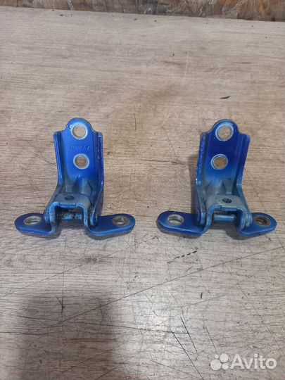 Петля двери левая Kia Sportage 2