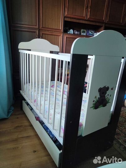 Детская кроватка с маятником