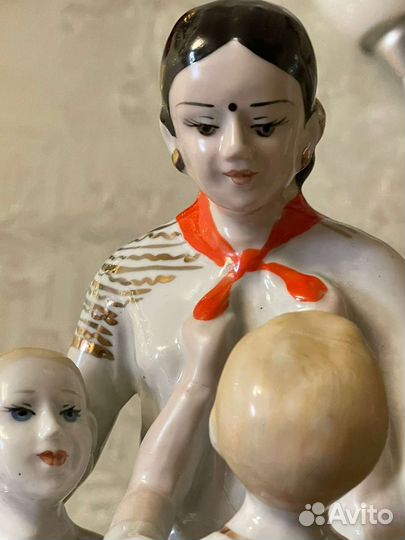 Статуэтка Индира Ганди и пионеры