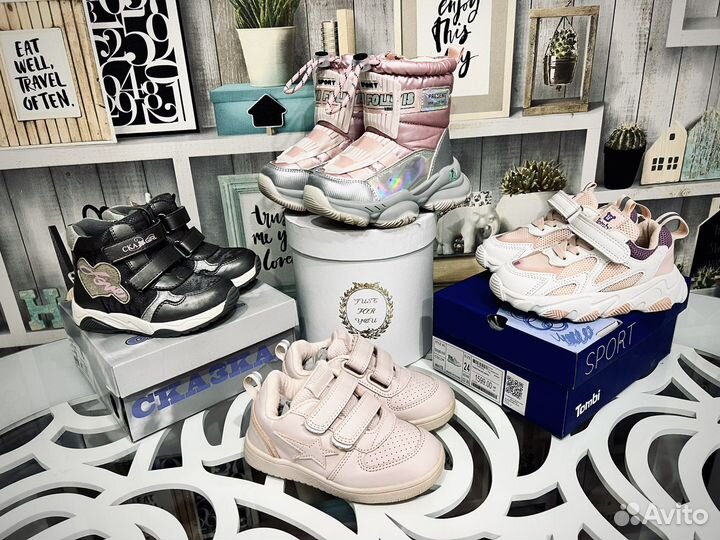 Много обуви для девочки