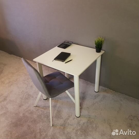 Письменный стол 70*70 см. Белые ножки