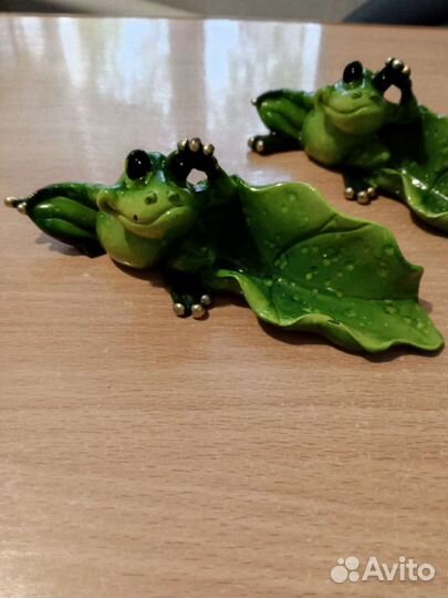 Статуэтка лягушек