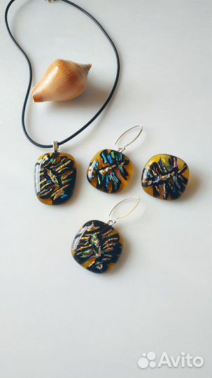 Комплект украшений из цветного стекла