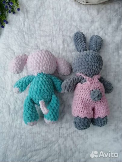 Плюшевый заяц и плюшевый слон