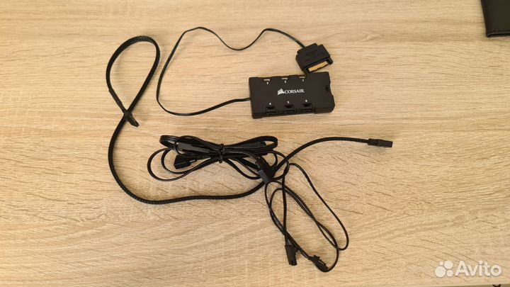 Контролер для вентиляторов Corsair RGB Led Fan Hub