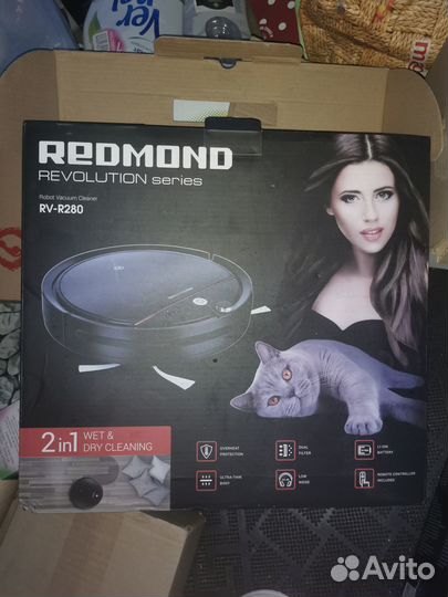 Робот-пылесом Redmond