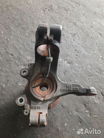 Поворотный кулак передний правый Мазда 3 BK