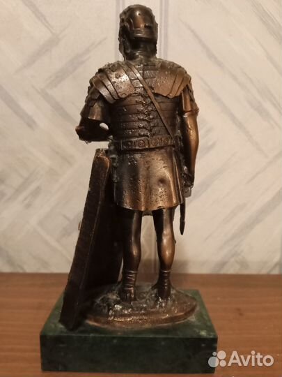 Статуэтка римского легионера