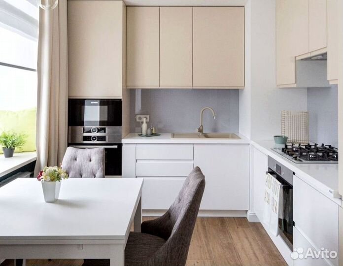 Кухня под потолок с барной стойкой