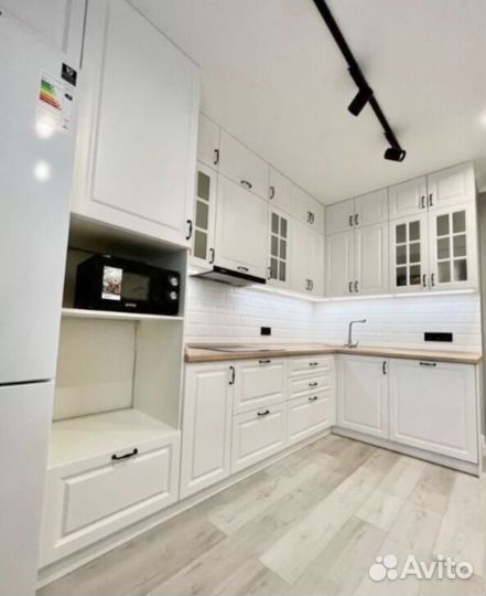 Прямой кухонный гарнитур с островом