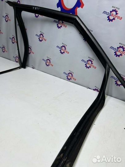 Уплотнитель стекла двери передний правый Skoda