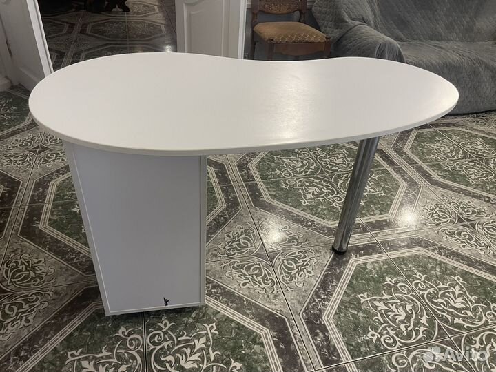 Маникюрный стол