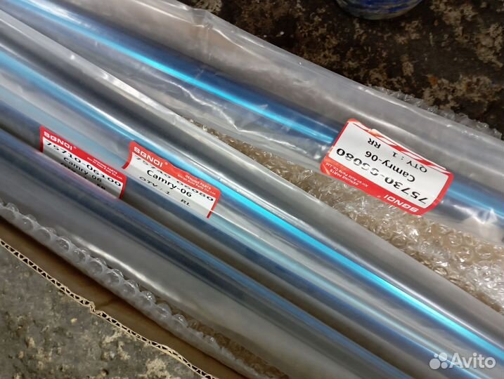 Молдинг стекла двери camry 06