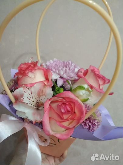 Букет из живых цветов в корзинке