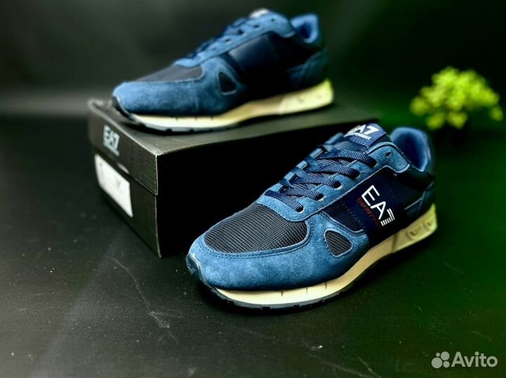 Кроссовки Armani эргономичные