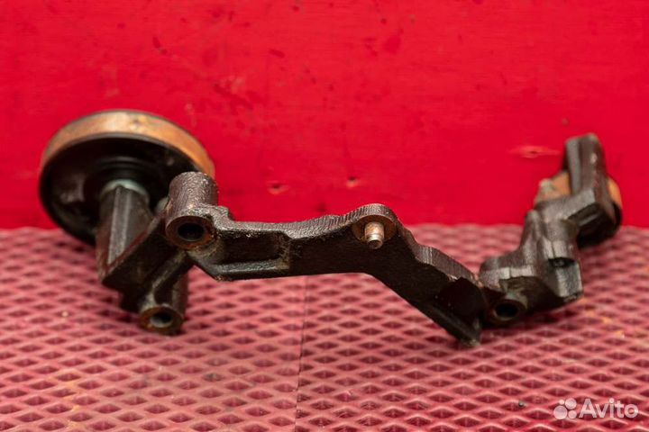 Кронштейн обводного ролика Toyota Land Cruiser 200