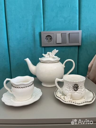 Чайник и две пары чашек с блюдцами