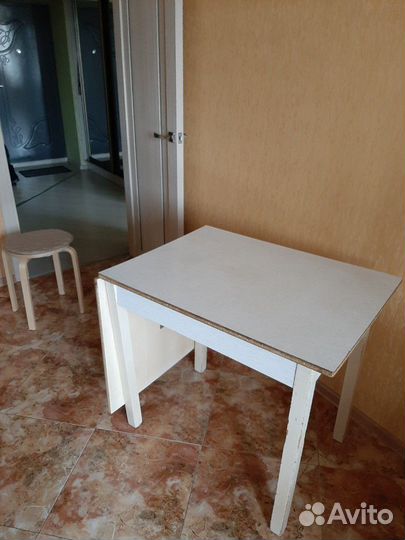 Стол кухонный