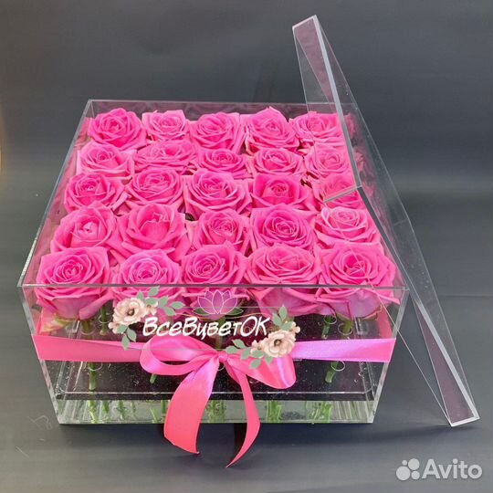 Розы в боксе стеклянной коробке