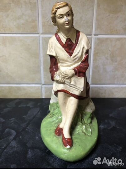 Статуэтка Школьница