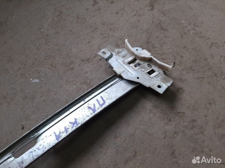 Передний левый стеклоподъемник Kia Clarus