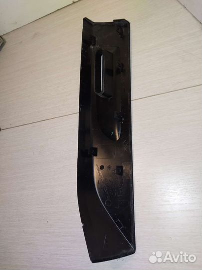 Накладка рейлинга задняя левая Renault Duster