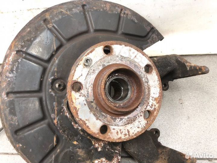 Кулак поворотный передний правый Skoda Octavia