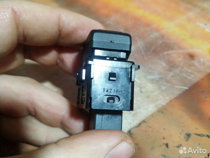 Кнопка включения противотуманных фар Nissan