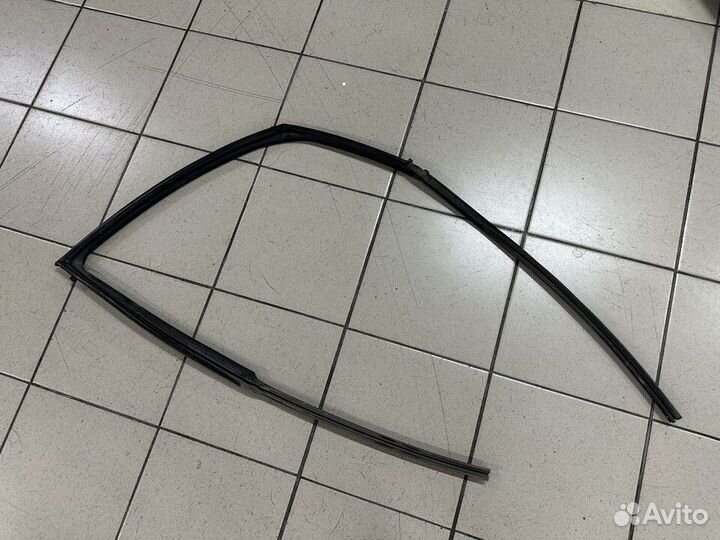 Уплотнитель переднего правого стекла Suzuki SX4